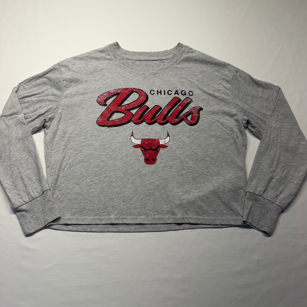 NBA Chicago Bulls Cropped Graphic Tee Womens Medium Gray Long Sleeve Boxy Top
